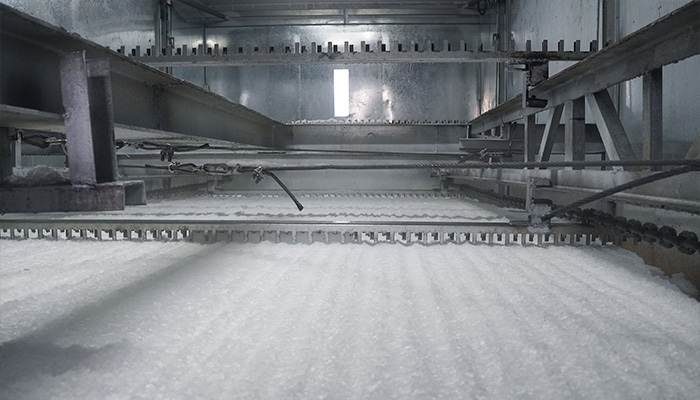 Máquina de hielo en escamas con sistema de rastrillo de hielo.