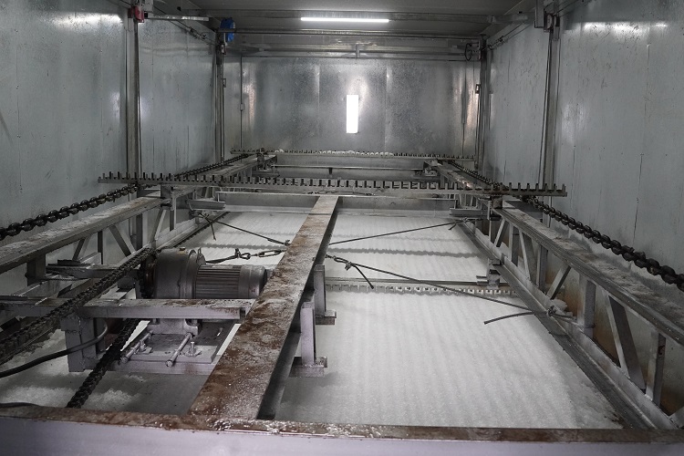 M&aacute;quina de hielo en escamas con sistema de hielo con rastrillo autom&aacute;tico instalada en la planta mezcladora.JPG