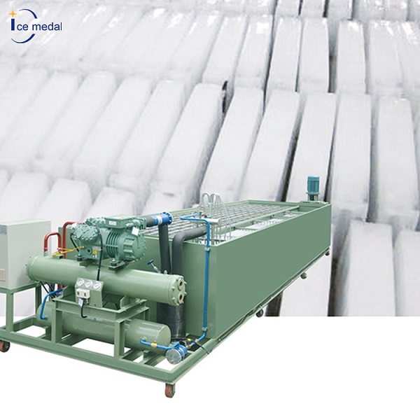 Máquina de hielo en bloques en contenedores
