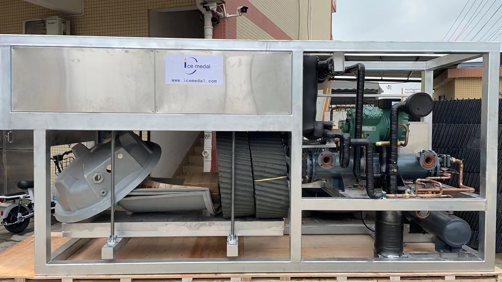 La máquina de hielo de hielo de enfriamiento directo de 3 toneladas de Icemedal se enviará pronto