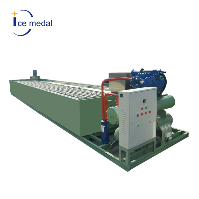 ¿La máquina de hielo Block necesita una limpieza regular?