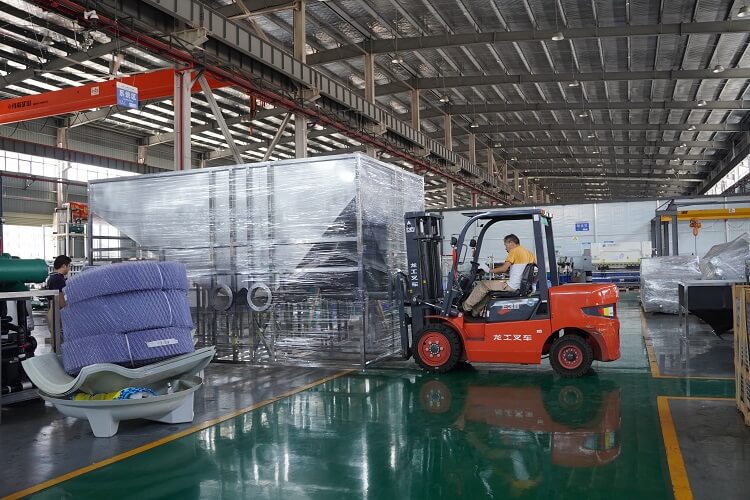 Máquina de hielo en cubitos puesta en funcionamiento.