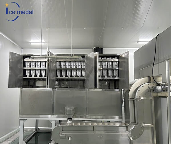 Línea automática de producción de cubitos de hielo. 