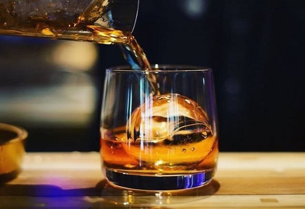 Bola de hielo para whisky