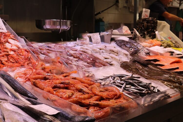 ¿Cuáles son las ventajas de la máquina de hielo en escamas de 5 toneladas para la conservación de mariscos?