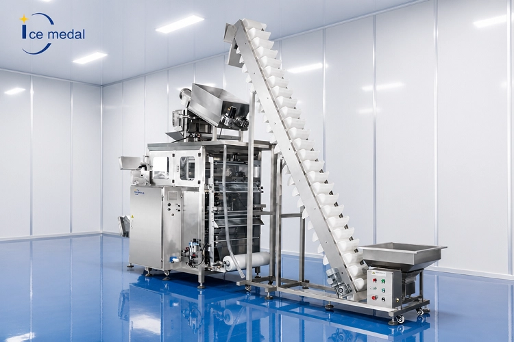 M&aacute;quina empacadora autom&aacute;tica de bolsas de hielo en cubitos con elevador de cangilones.webp