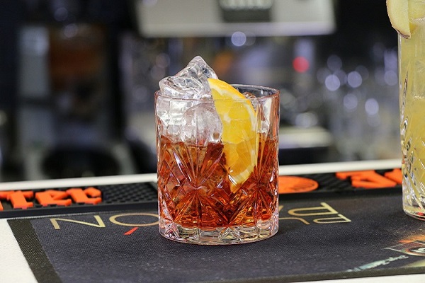 Hielo en tubo para enfriar bebidas