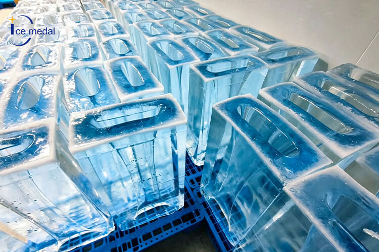 Bloques de hielo transparentes producidos por una m&aacute;quina fabricadora de bloques de hielo con refrigeraci&oacute;n directa.jpg
