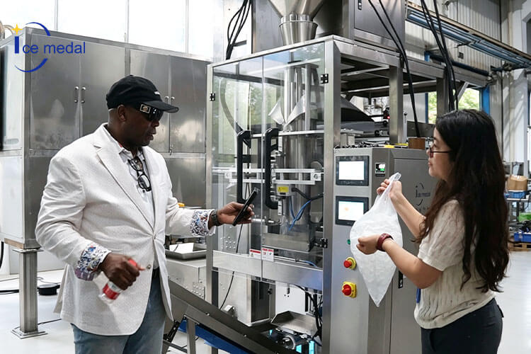 Inspecci&oacute;n de la m&aacute;quina del cliente en la f&aacute;brica.jpg
