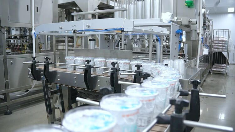 L&iacute;nea de producci&oacute;n de envasado de hielo con copa Icemedal en f&aacute;brica de hielo